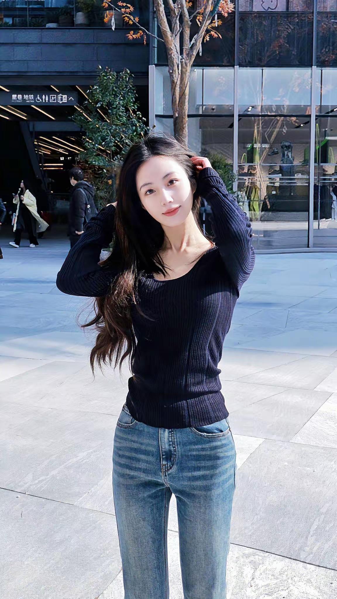 秋风起，美人倚，笑语盈盈。