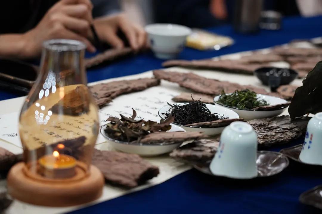 水不争流，云不蔽空
松立峭壁始见骨，学无止境常低眉
窗前听雨，灯下磨墨
把傲气沉
