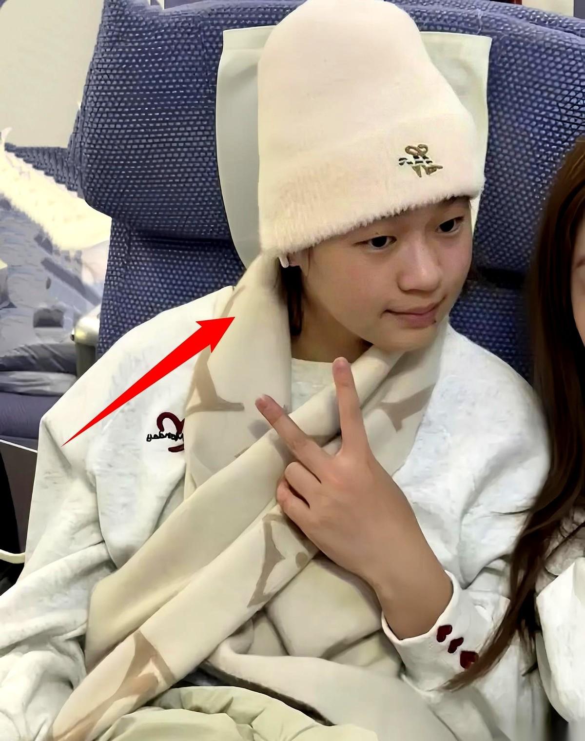 我嘞个去，看到全红婵返程的照片，直接给我看愣了。这小丫头，明明是奥运冠军啊！坐的