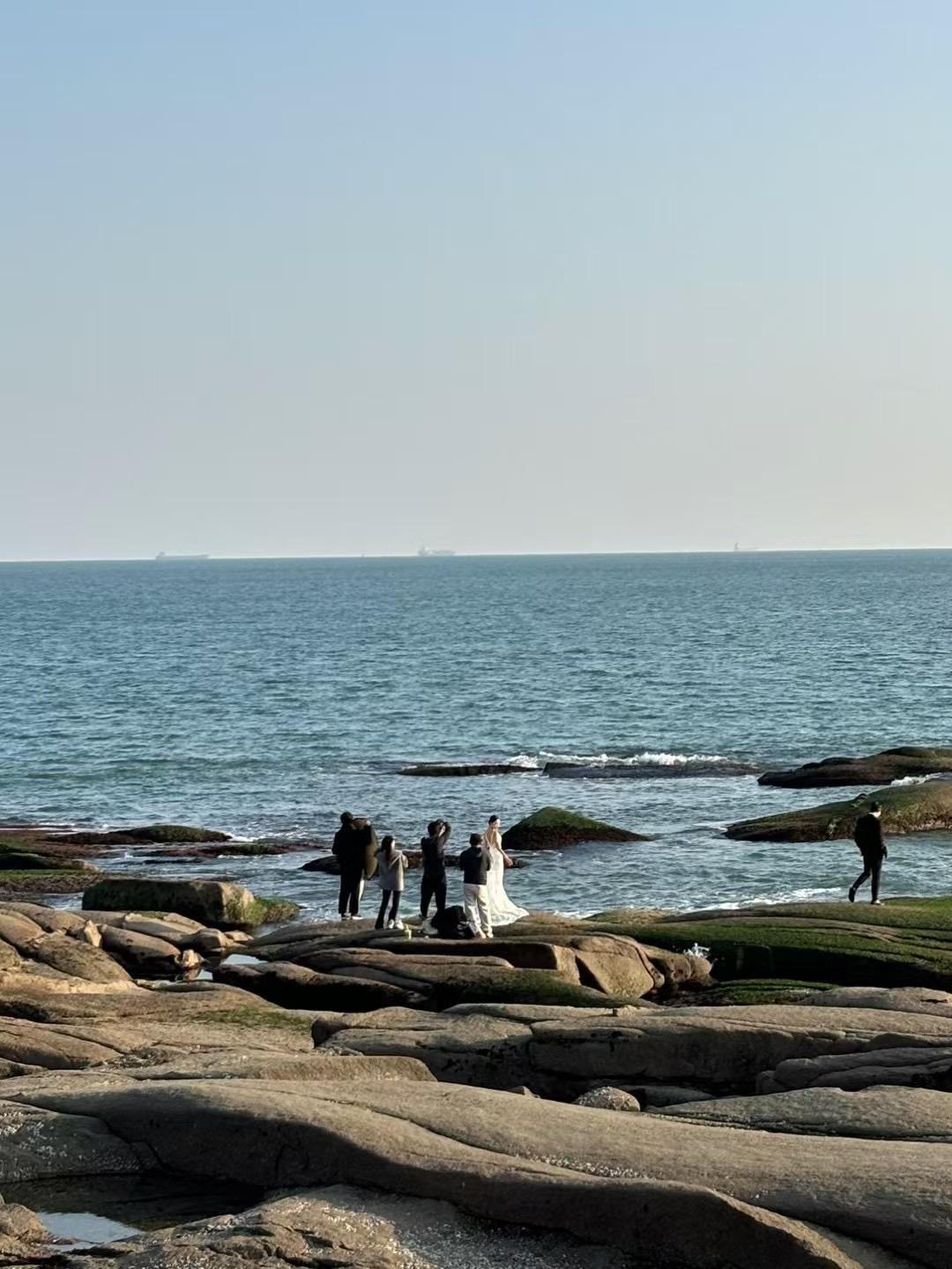 西岛是一座保留‌400年历史的渔村风貌‌，是海南最大的原住民居住海岛，兼具“玻璃