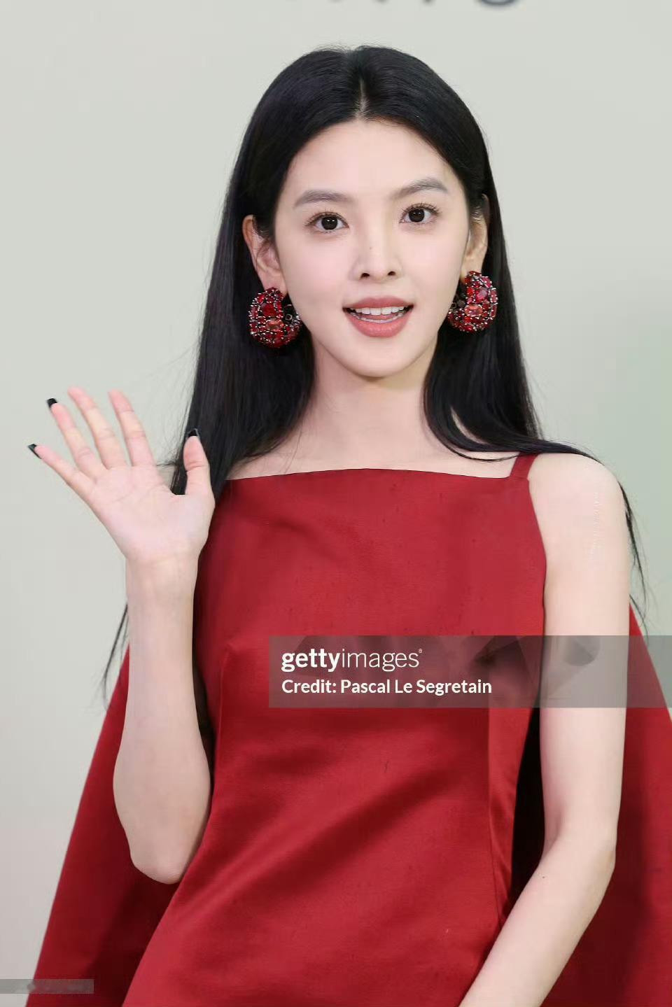 章若楠红裙红耳环楠楠的生图比精修还绝[么么哒] ​​​