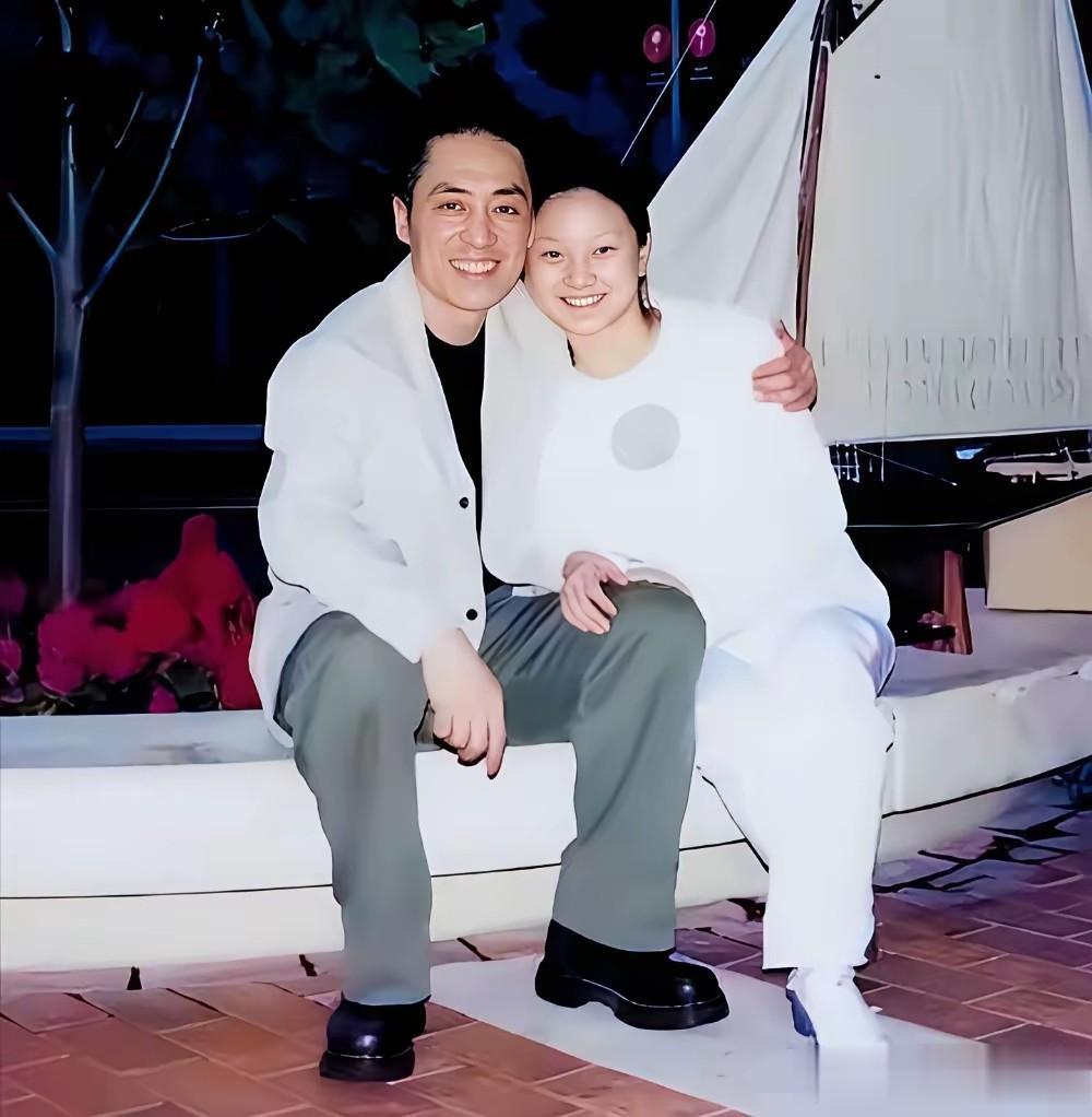 那时候的张艺谋50多岁，看着还是非常年轻，陈婷怎么看上他的？