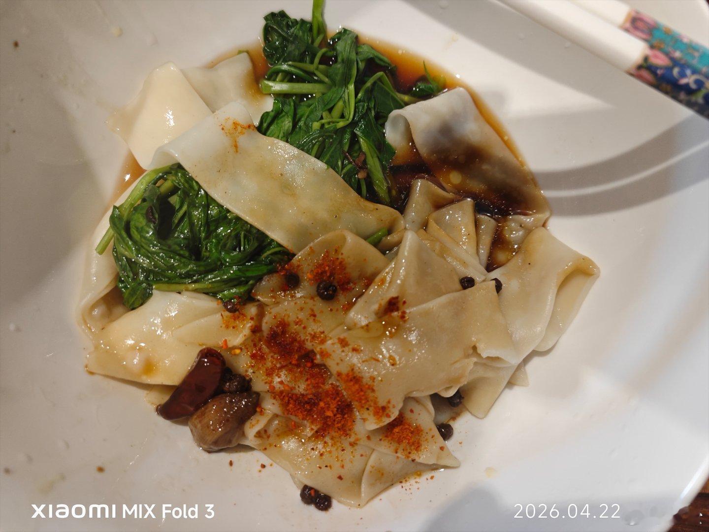 虽然说吃面会变得更傻，但面的诱惑实在是太大。 