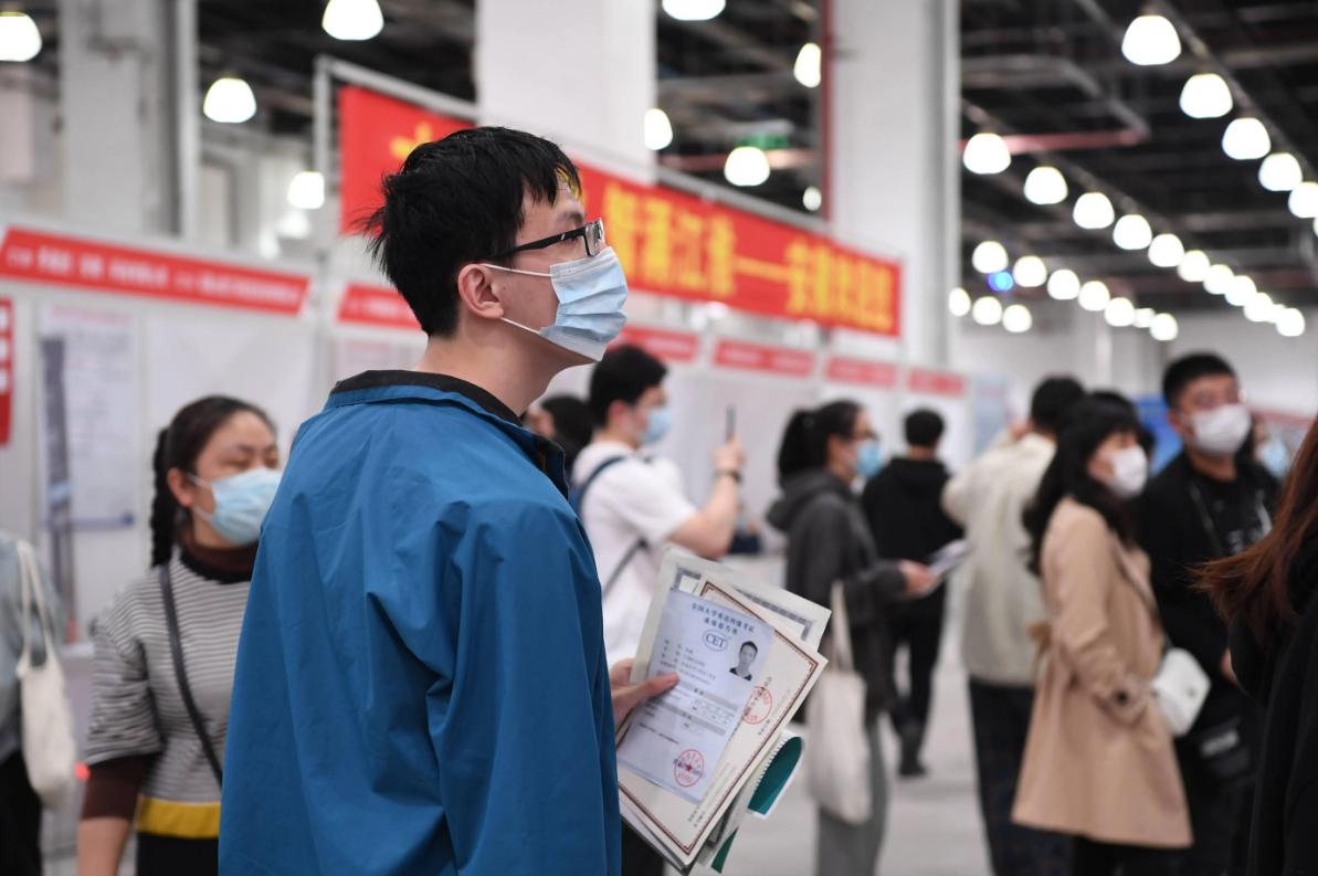 文凭贬值岗位缩减，大学生纷纷回炉读技校，读书路上的三个大坑浮出水面。

如今，高