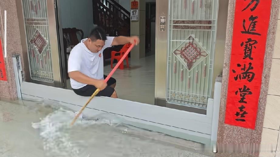 广东人在家门口就可以扒龙舟了
暴雨淹家门口，广东大哥拿着拖把就地“扒龙舟”，又心