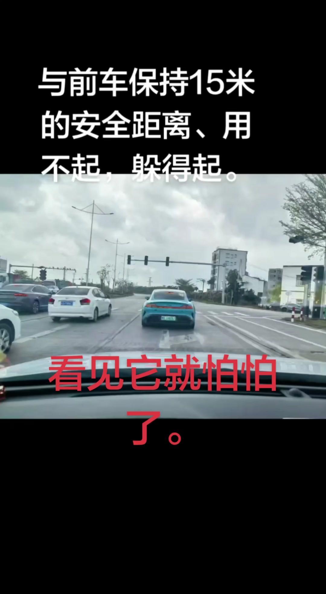 开小米汽车上路是种什么感觉？就像在科技感里驾驶未来，平稳又智能，而且一定要记住遵