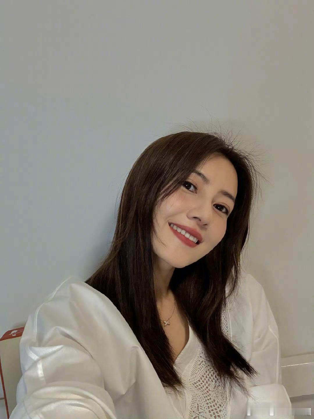 高圆圆最近在追赵亚苧不仅高圆圆在追赵亚苧，我也在追，姐姐在剧里真的超帅的，没想到
