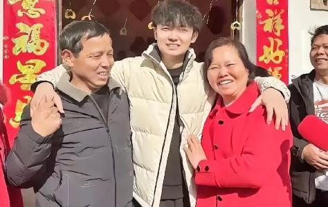 找到亲生父母后，他毅然辞掉工作，退还养父母购置的车房，办理户口迁移，彻底回归原生