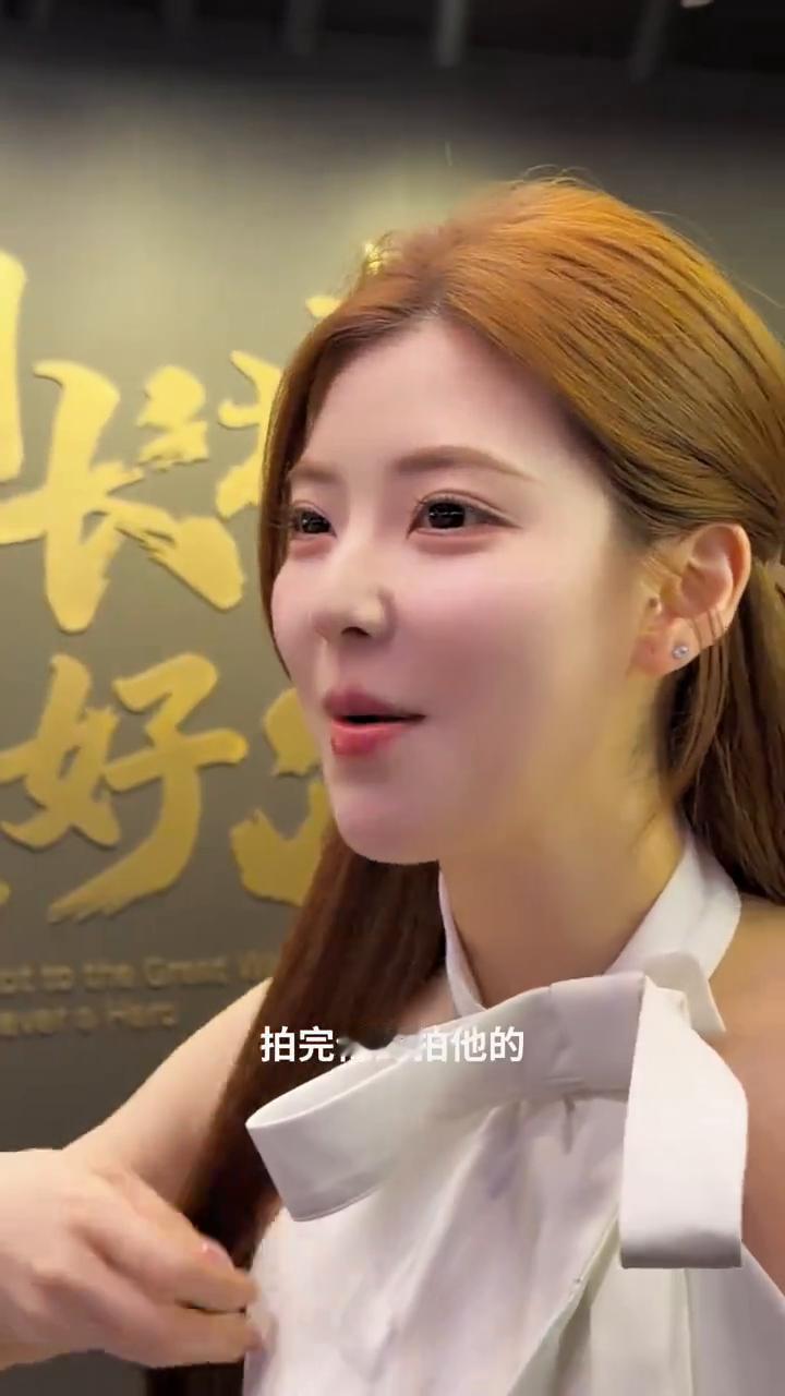 潘文拍这个拍那个，拍完这个拍这个，拍完他的拍他的。