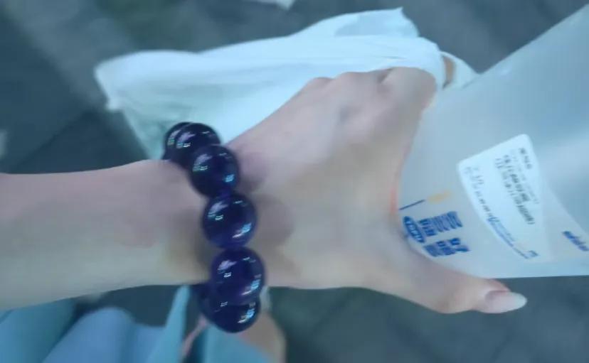 被路人女生要微信后她转手推给同行男生
出门和姐妹吃饭，因为要拍证件照所以捣拾得还