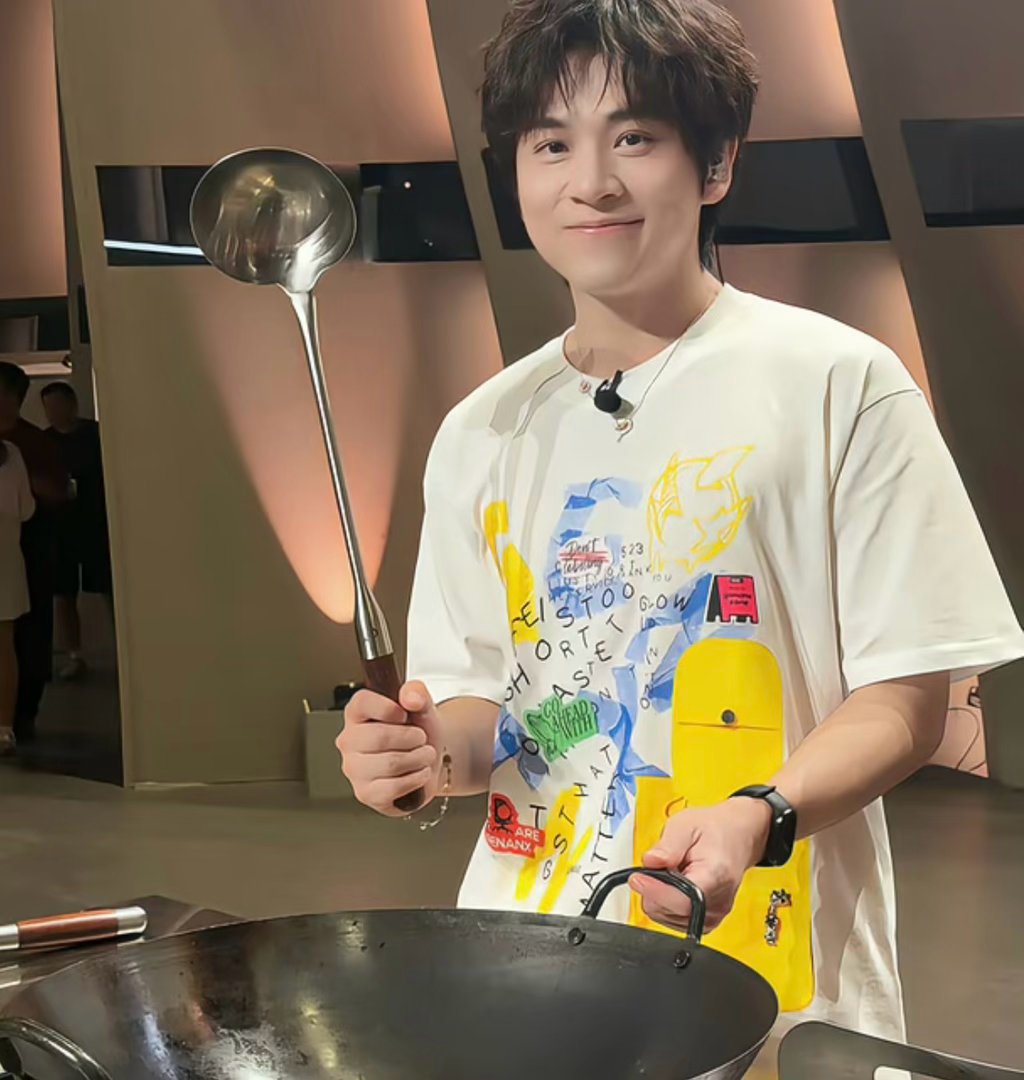 网友长沙偶遇武艺逛街武艺刚拆封新手机就摔地上全网最有梗艺人非武艺莫属[doge]