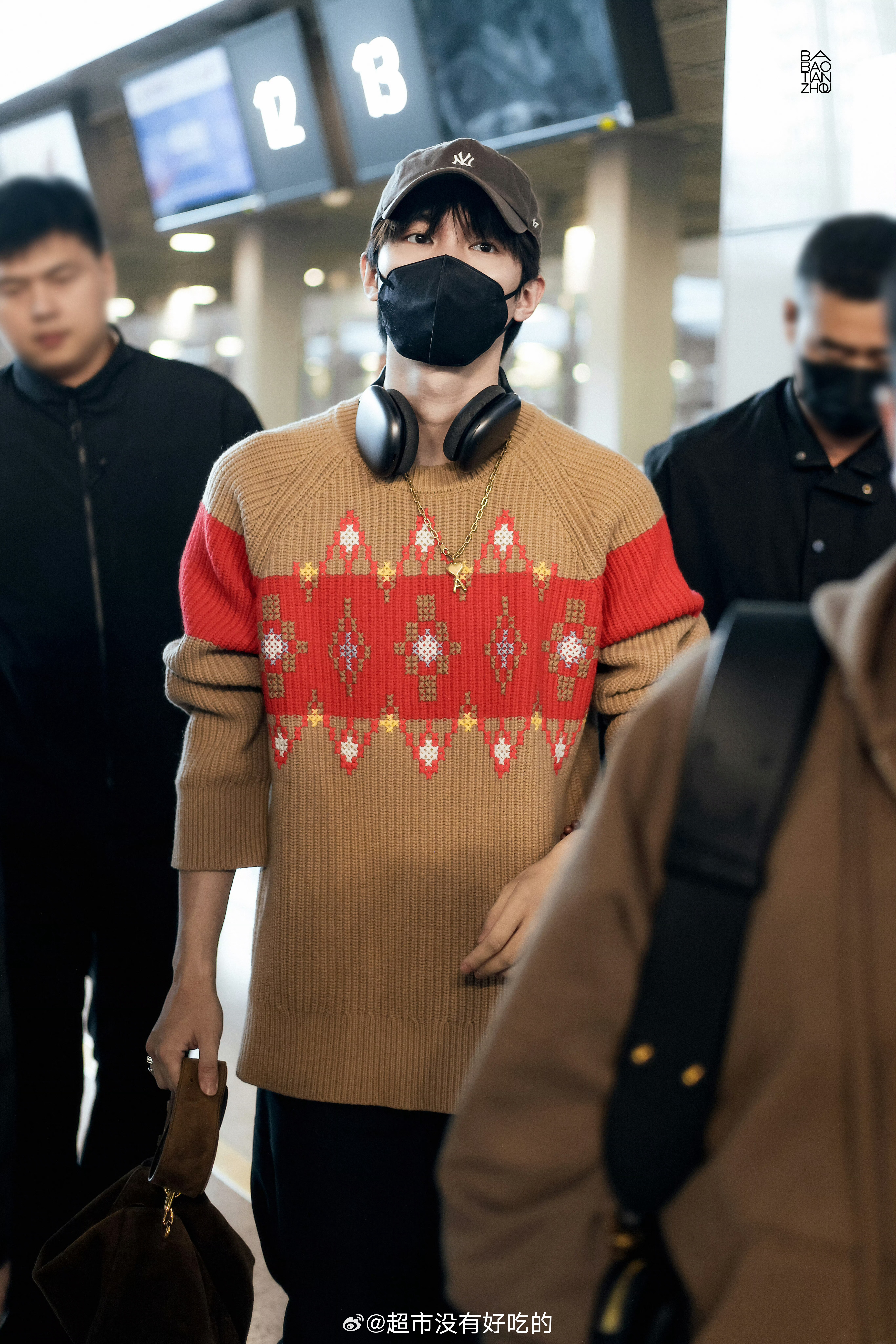 周翊然机场出发路透，起落平安，接下来的活动一切顺利[团圆时刻] 