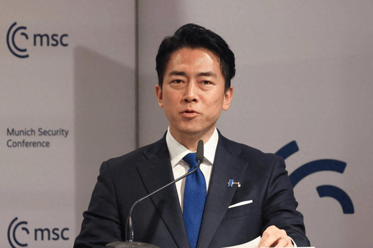 日本防卫大臣小泉进次郎在香格里拉对话会上大放厥词，否认日本走向军国主义，反手把帽