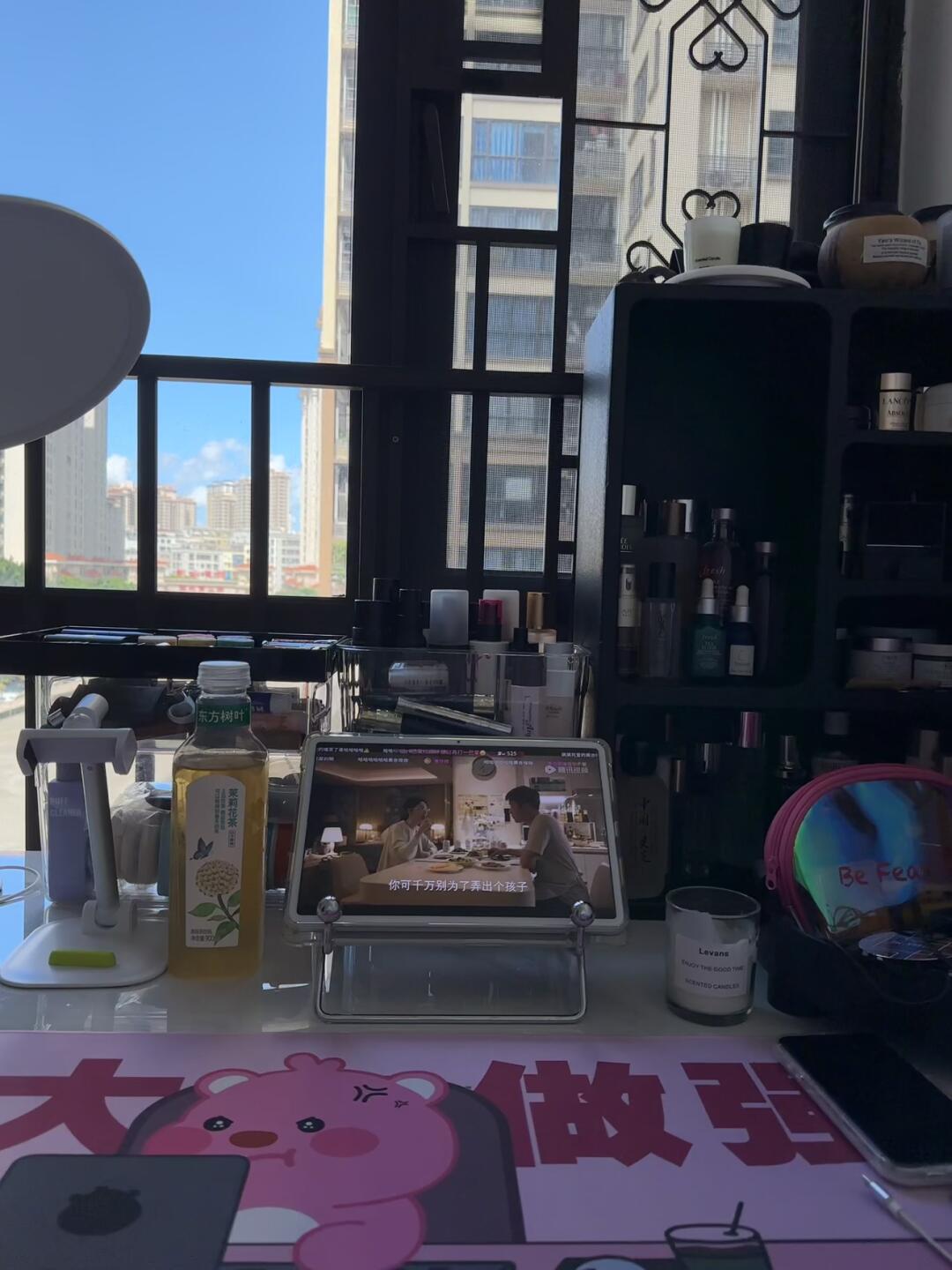 让我在窗边做自己的化妆间