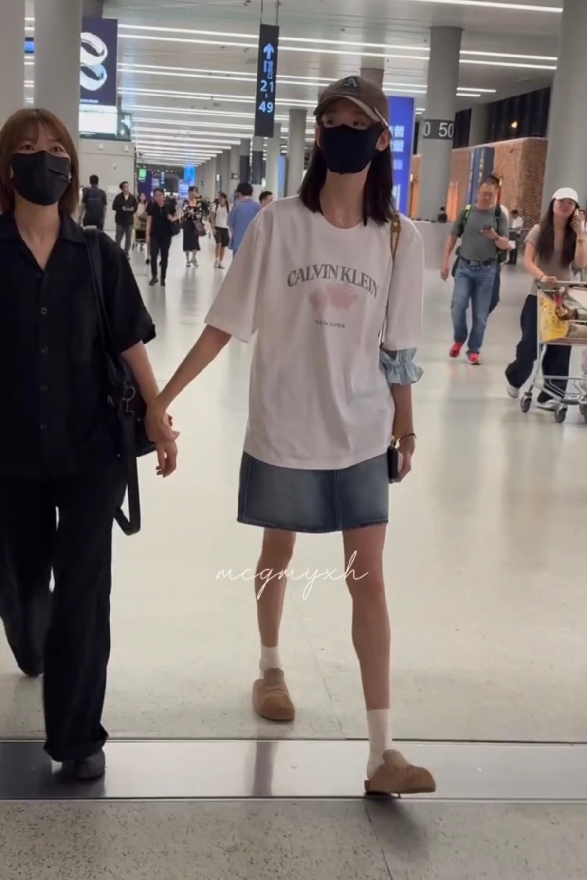 张艺凡的腿瘦成竹竿了谁懂偶遇张艺凡的直观感受！身形高挑纤瘦，大长腿细得离谱，镜头