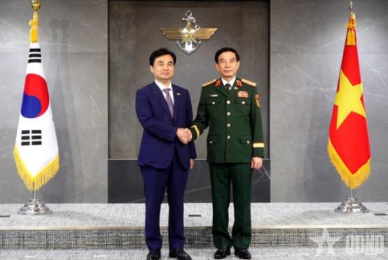 中国的一个邻国，向菲律宾、越南偷偷“递刀”
 
最近一段时间，东南亚海域的局势因