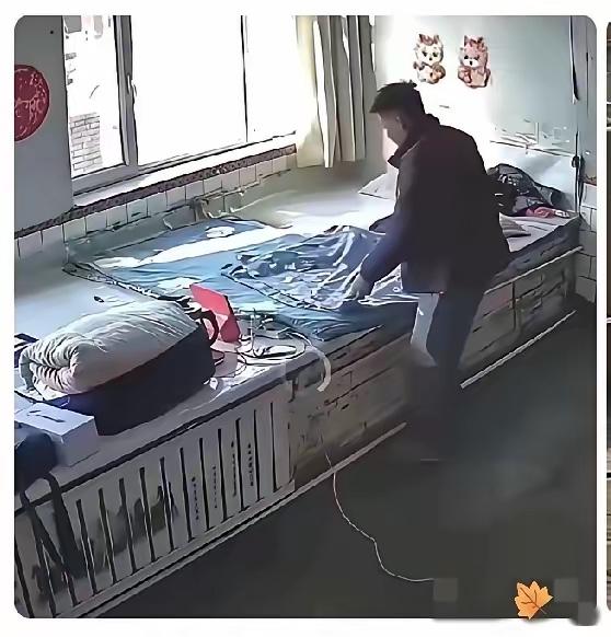 泪崩，辽宁男子远在天津打工，家中父母早已过世，明知家里没人，但是他仍然倔强的驱车