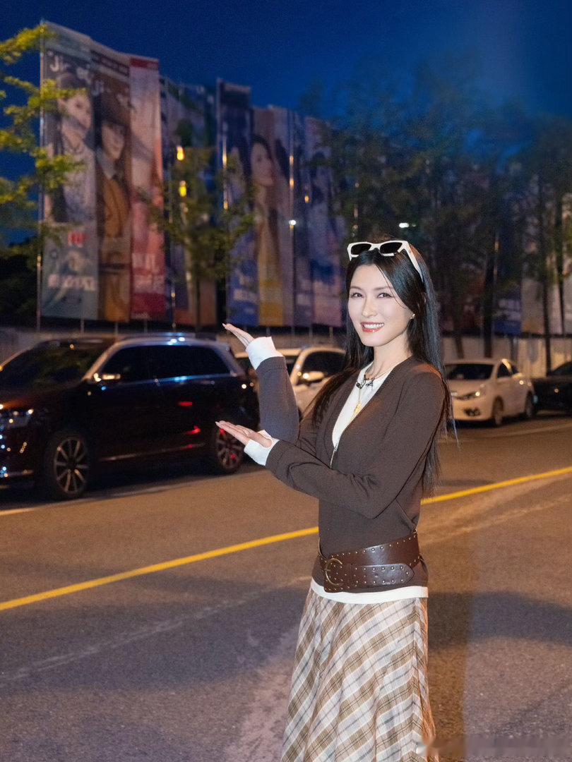 徐洁儿感谢大家的陪伴 那天徐洁儿跑过去打卡注水旗的视频，我看了好几遍。不是因为多