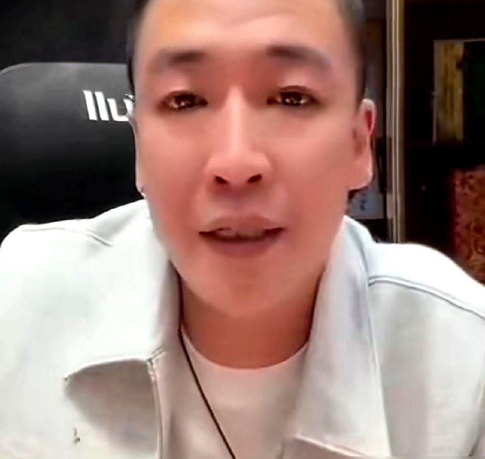 刘一手对着镜头摆手：不跟方丈玩了。
 

他说圈子早变味了。
 

背后是太原老