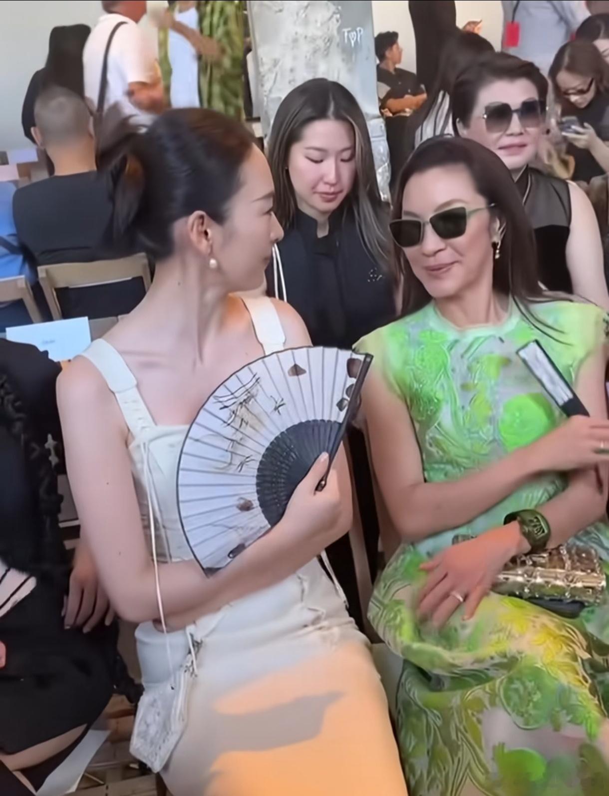 杨紫琼童瑶同框聊天，网友说杨紫琼带墨镜没看清以为是章子怡，童瑶以为奥卡斯得主是杨