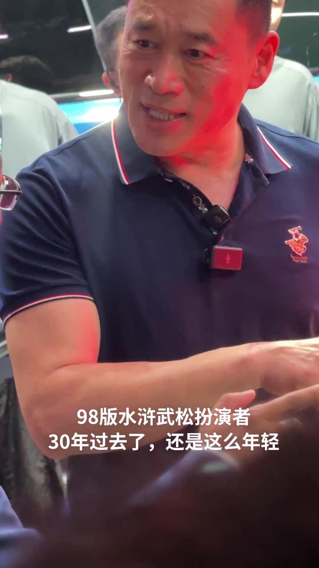 刚看完武松打虎的名场面，转眼赵东来局长就卸甲了。岁月在他脸上刻下痕迹，却让眼神更