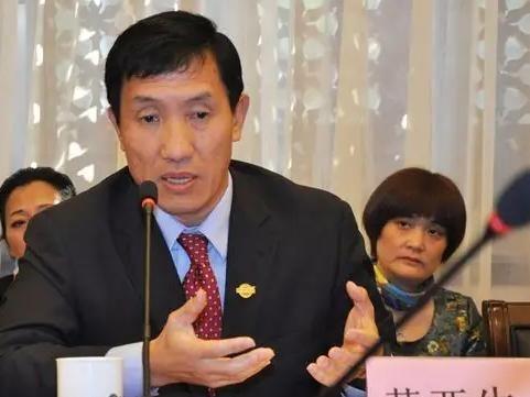 “中国拿什么挑战美国？中国人均收入只相当于美国的8%!“中国经济领域专家黄亚生劝