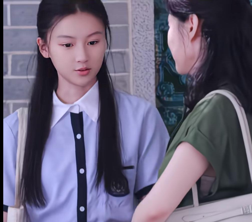 去年因为颜值爆火的安阳女孩七七，今年居然就开始搭档刘敏涛演戏了，出道一年就可以和