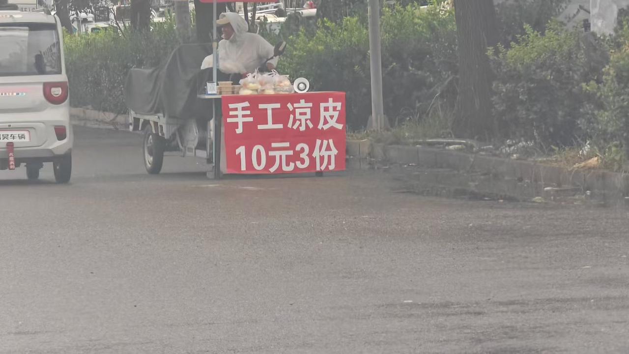 路边小摊卖凉皮，10元3份。现做现拌凉皮 小巷凉皮 凉皮海报 2元鲜凉皮 凉皮海