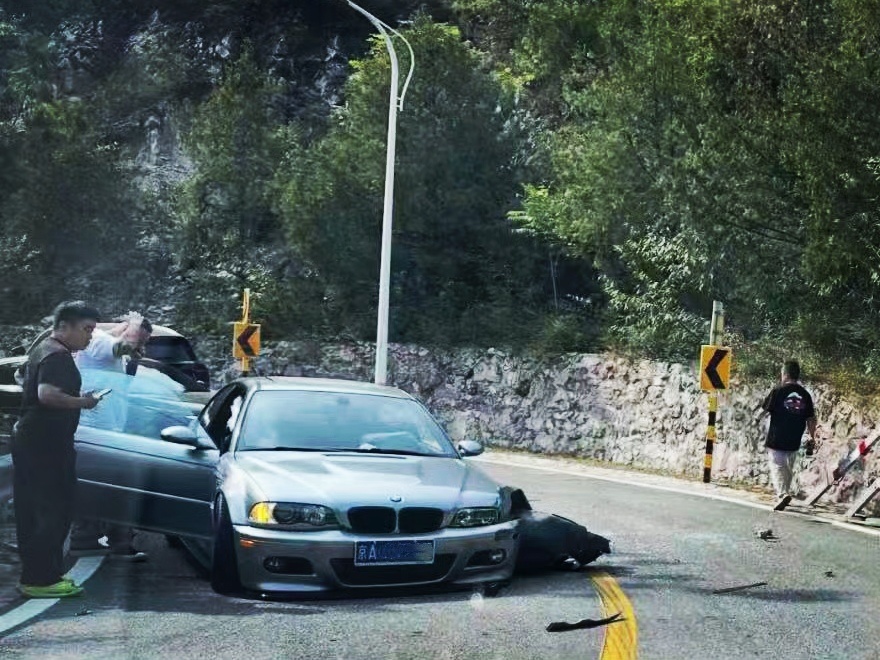 一台宝马E46 M3被对向车越线撞了，可惜了… 现在跑山很危险，路上瞎开的人太多