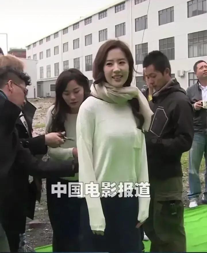 刘亦菲的身材是完美的，现在的排骨女太多了，和竹竿一样，看到刘亦菲这种心情舒畅了很