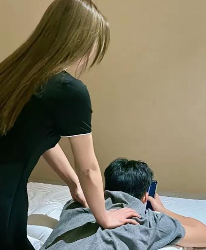 湖北武汉，21岁小伙到一按摩店按摩，结果技师按着按着，突然就跑了。小伙懵了，还没