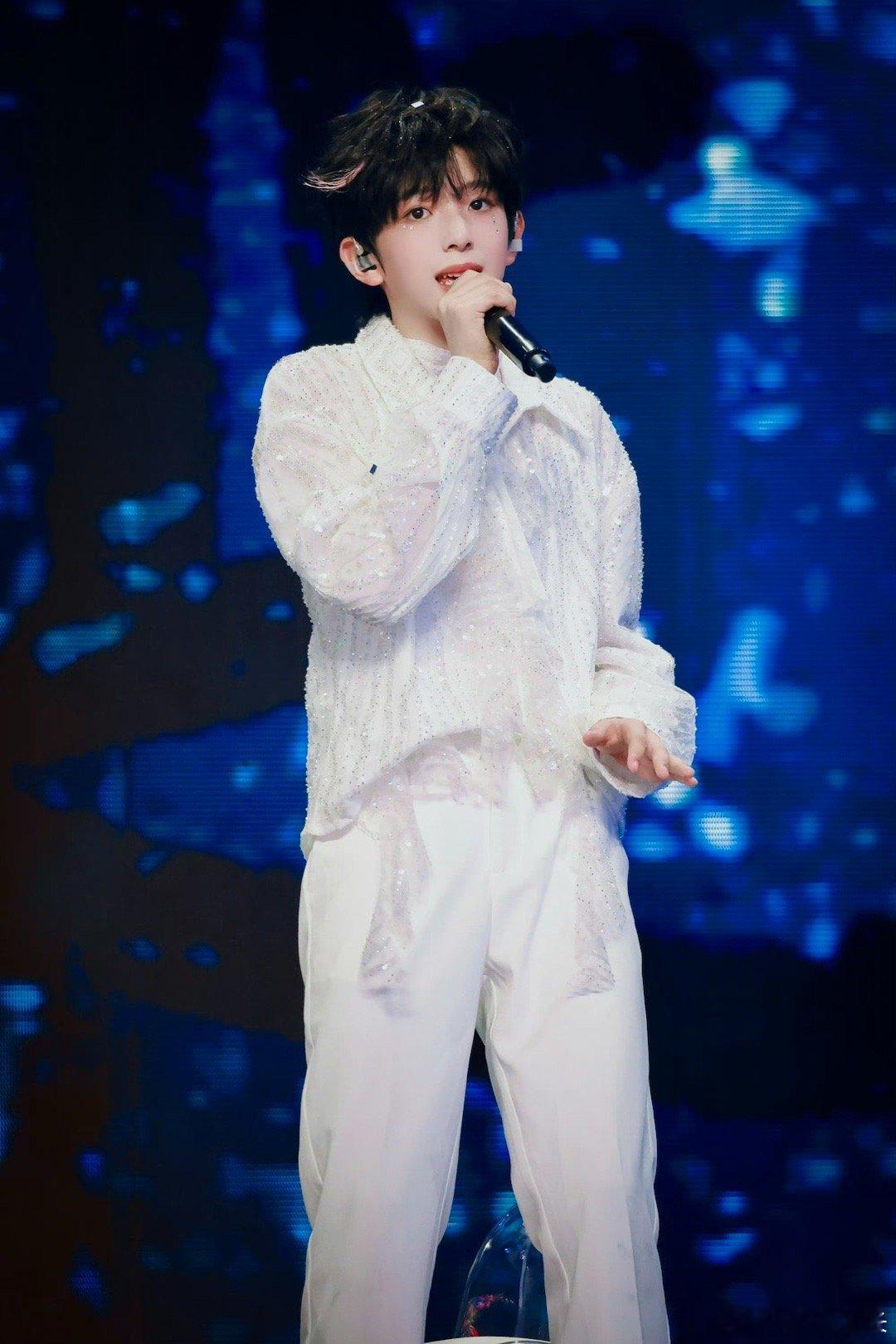 陈浚铭脸和身高各长各的第一次对陈浚铭的180身高有了实感长着一张13岁的小孩脸，