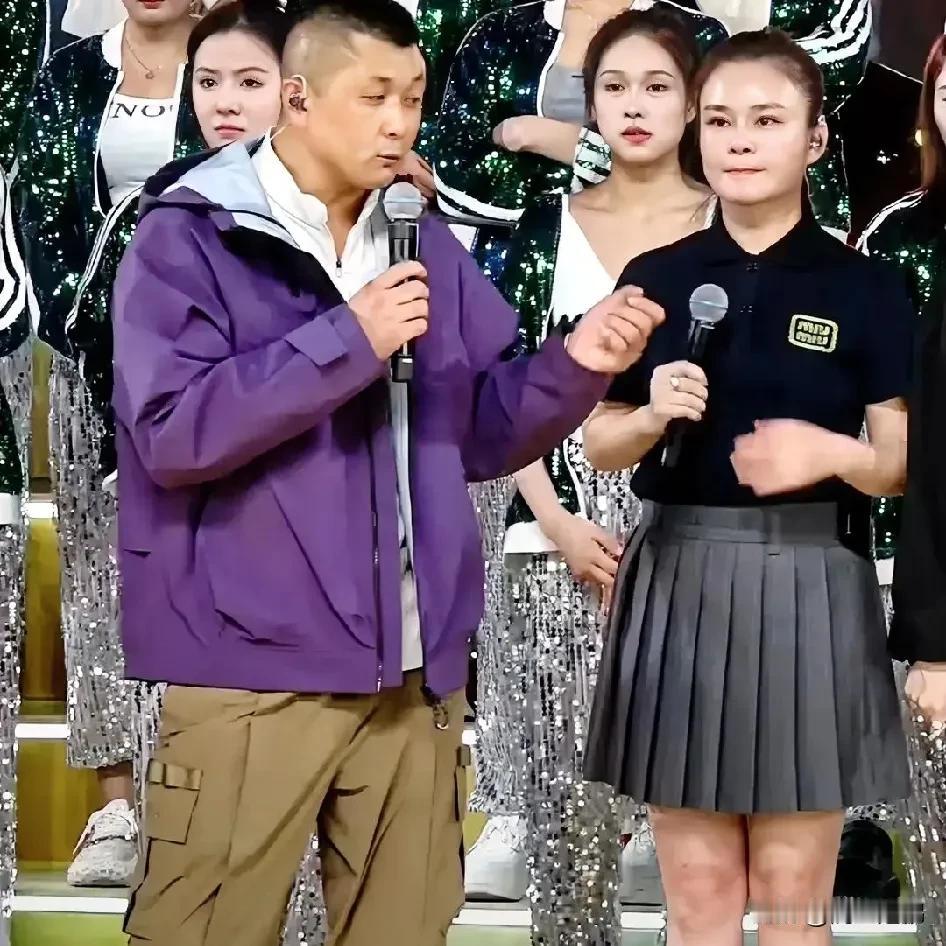 少数人素质低，没礼物就骂娘
  在山西大同太原老葛全民歌王现场，有时下雨，老葛怕