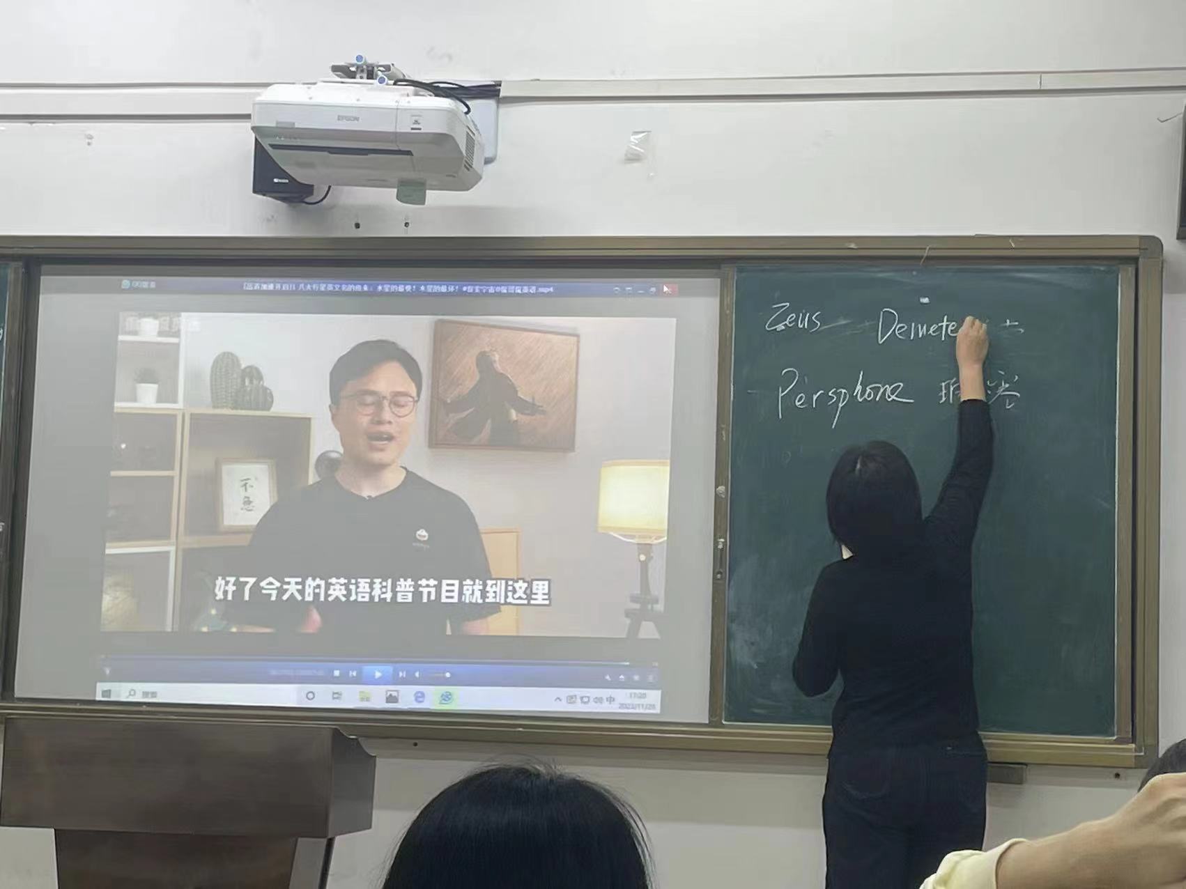 感谢这位老师，又在校园课堂收获一拨小迷弟迷妹[馋嘴] ​​​