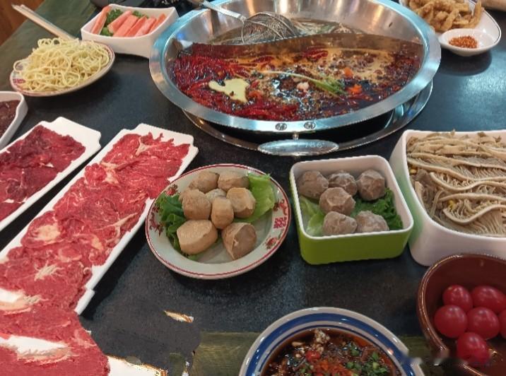 两个朋友的生意经。第一个人去年卖了90套家禽用药赚了15万，他跟我说一套成本只有