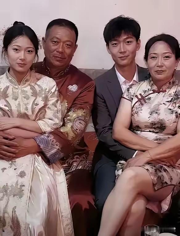 这张照片怎么看了那么别扭，是不是抱错了呀！