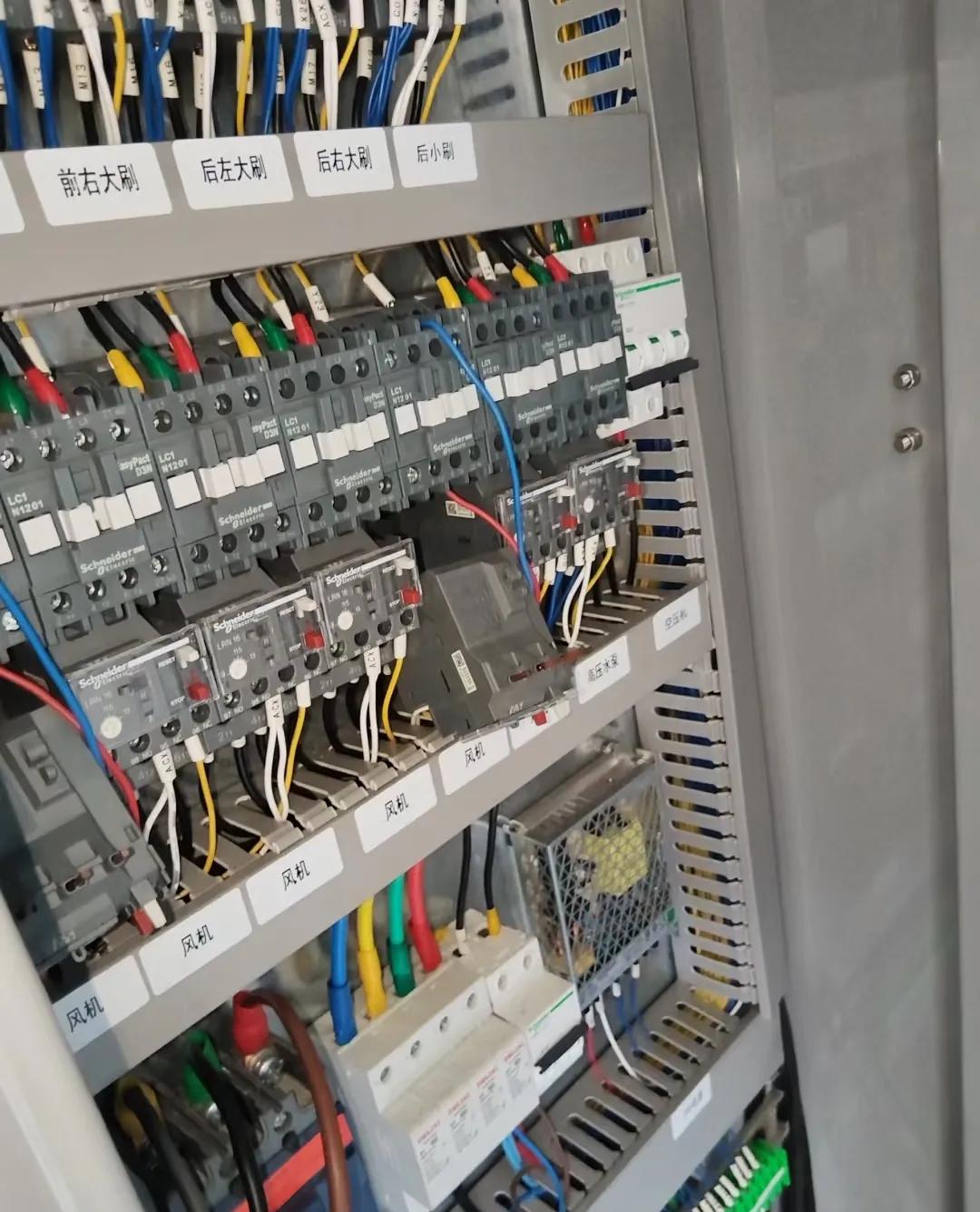 上电后没多久把马达弄烧了，老板要求必须赔一个新马达的钱及影响后期交付罚款的钱，2
