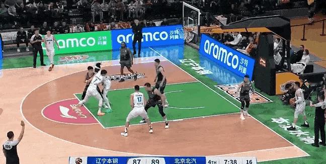 张镇麟与范子铭相撞腰部受伤，已无法坚持比赛！ 