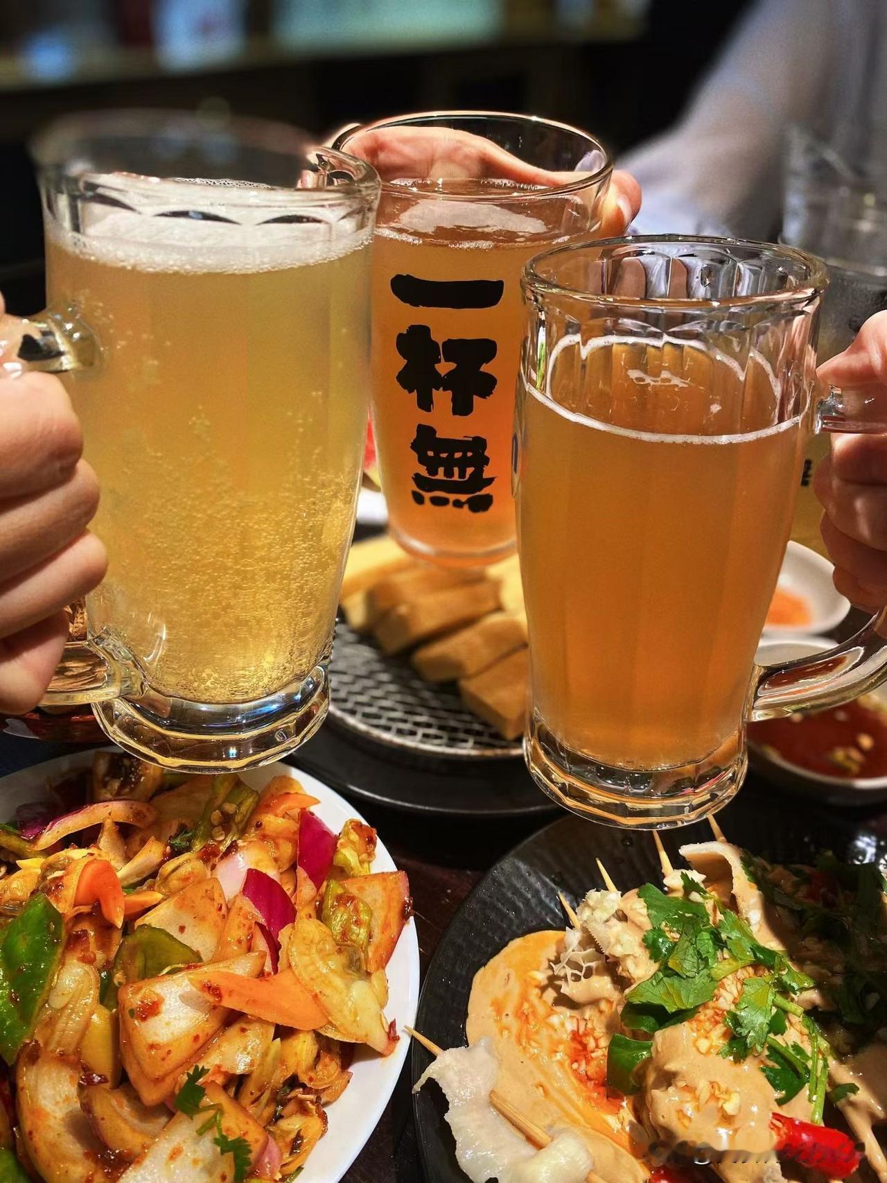 昨天我的两个从小的好姐妹来沈阳，她们要逛商场买衣服，我就陪着她们逛了中街和太原街