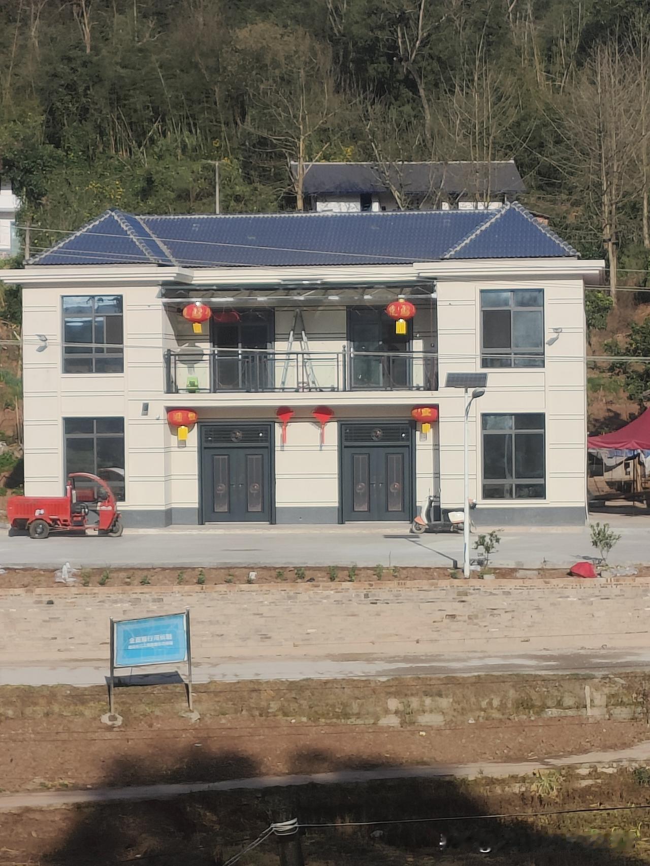 农家小院
青砖黛瓦掩柴扉，
院角繁花映日辉。
鸡犬相闻声绕树，
果蔬满架梦成帷。