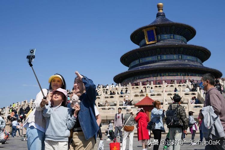 个人认为，是享受与受罪并存，享受居多，毕竟出外游玩，长见识、增阅历，放松心情，虽
