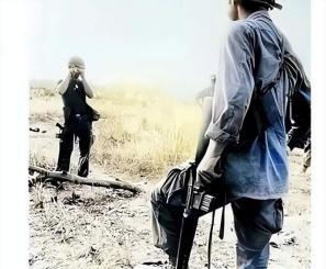 1972年，一个越南女兵的尸体静静躺在战场上，美军士兵为了炫耀，不仅扒掉她的裤子