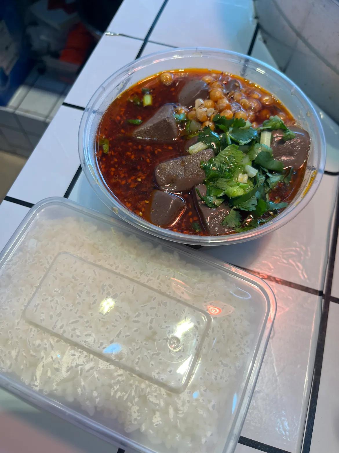  罗罗店里的，麻辣血旺加白米饭，真的鲜猪血做的，麻辣鲜香