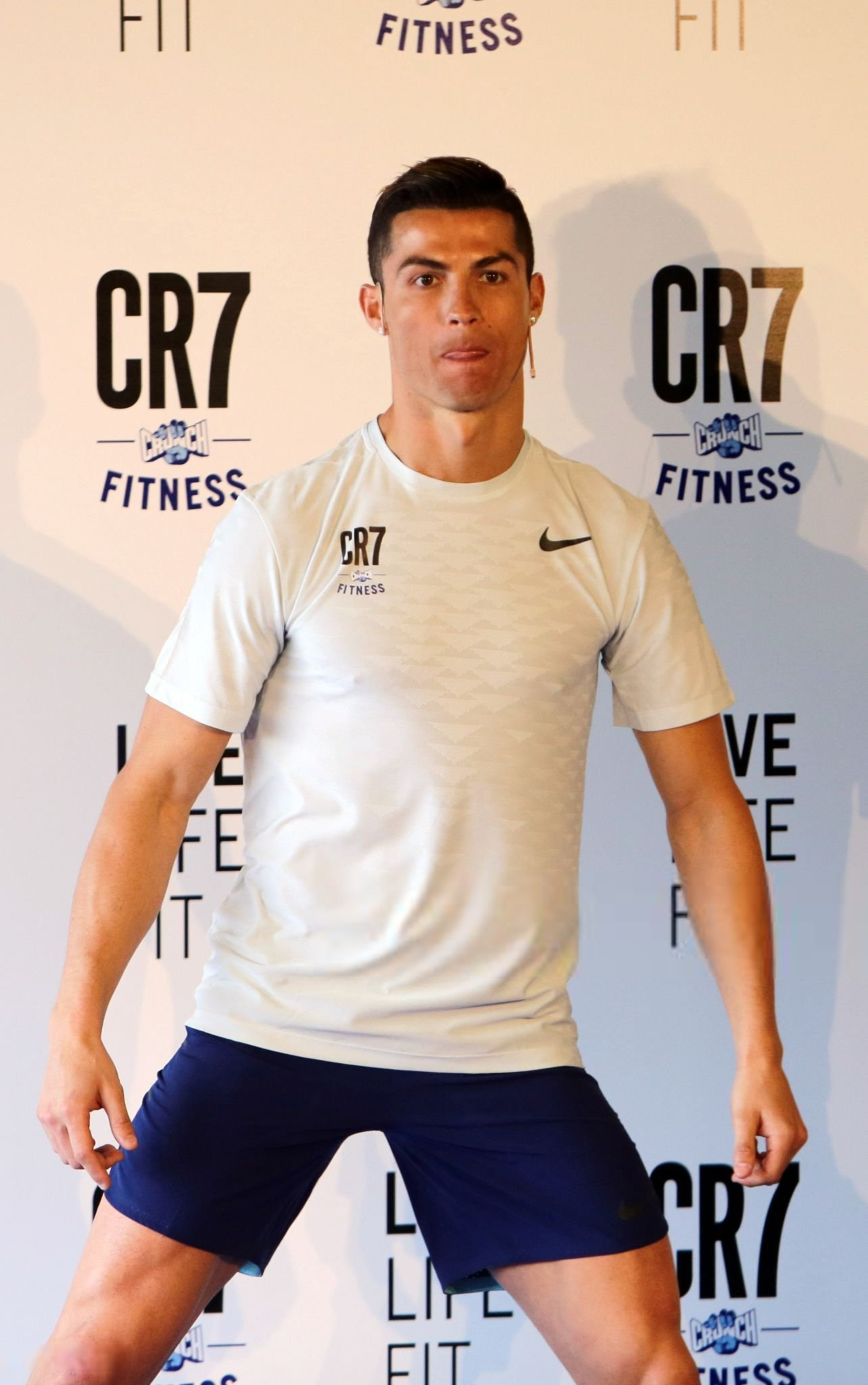 C罗c罗 白t蓝短裤好懵好可爱的表情 