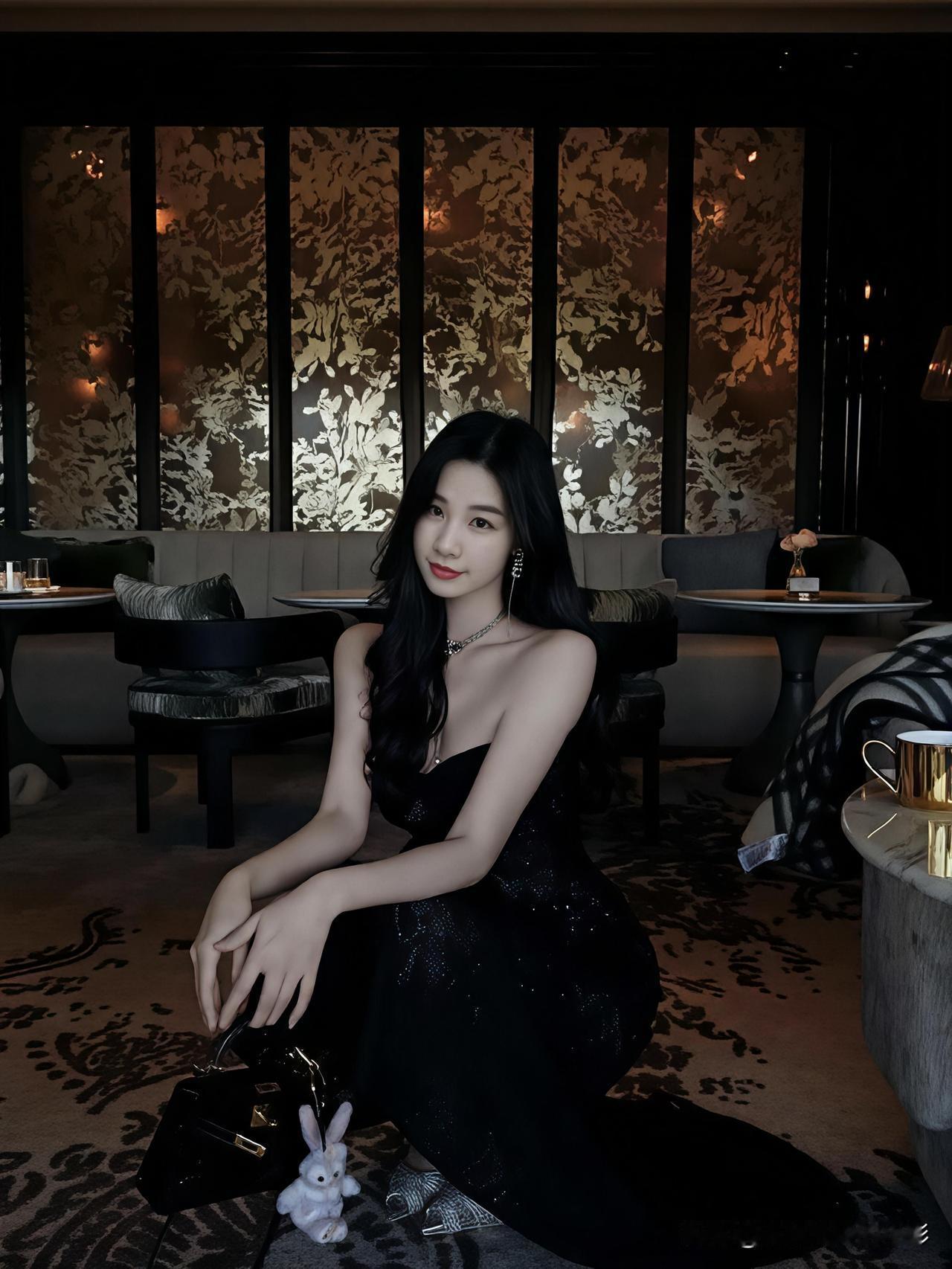 有人说黑色是沉闷的，但我觉得它是神秘的，是包容的，是能把所有光芒都沉淀下来的底色