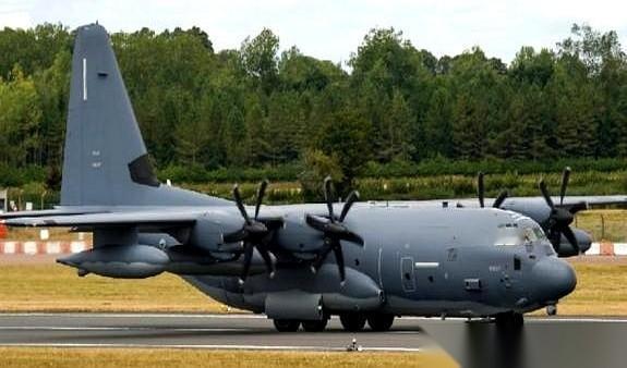 特朗普刚在全世界面前宣布，美军在伊朗完成了一次“零伤亡”的“完美救援”。
第二天