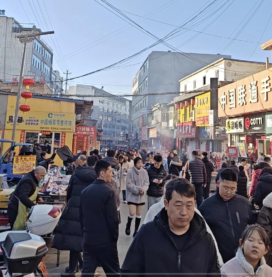 这个年味真的太浓了，大街上满眼都是人。