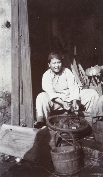 正在洗衣服的女子，1905年 