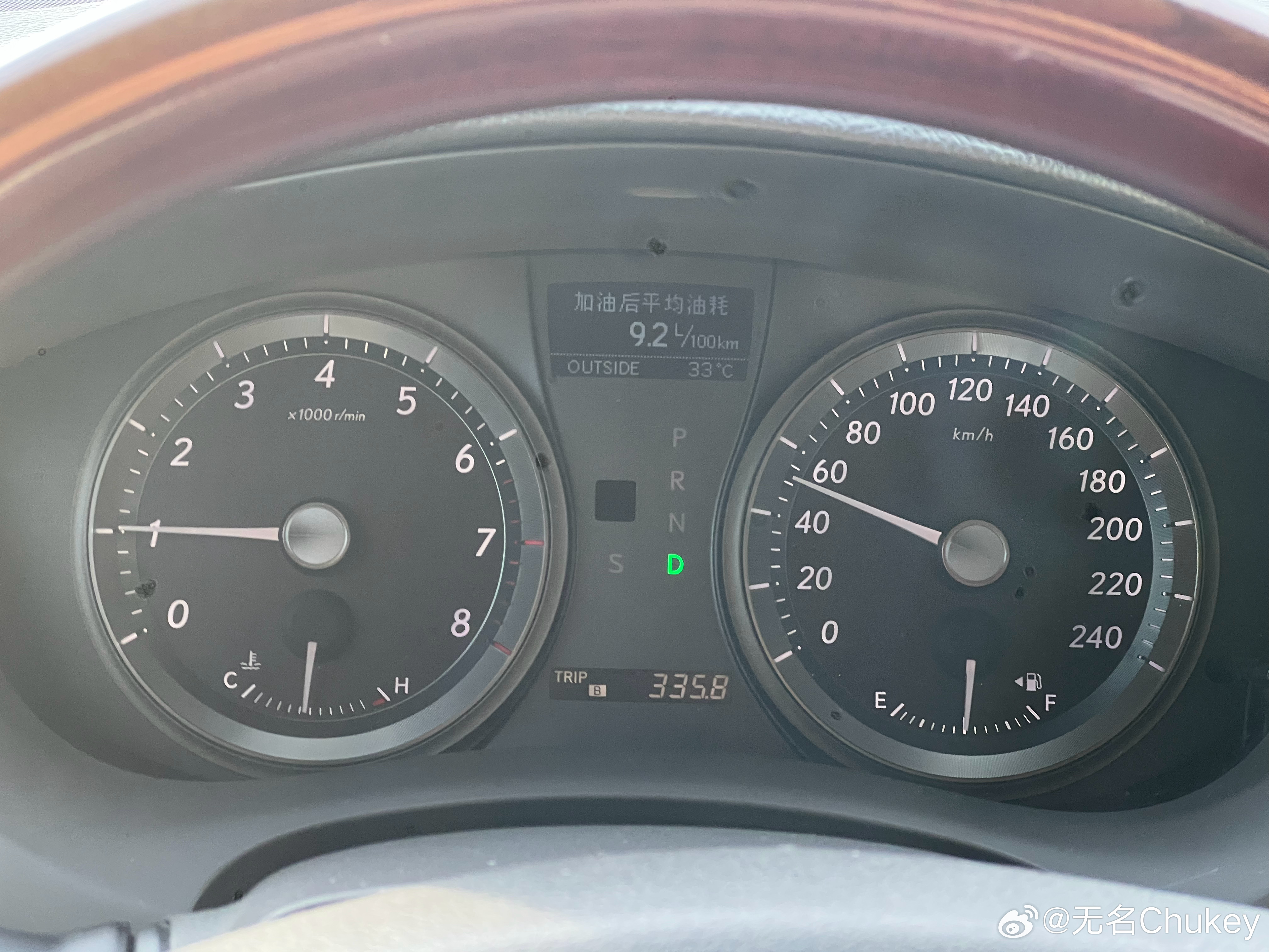 ES350半箱油跑了335公里，大概50公里高速，不过不怎么塞车，一箱油感觉60