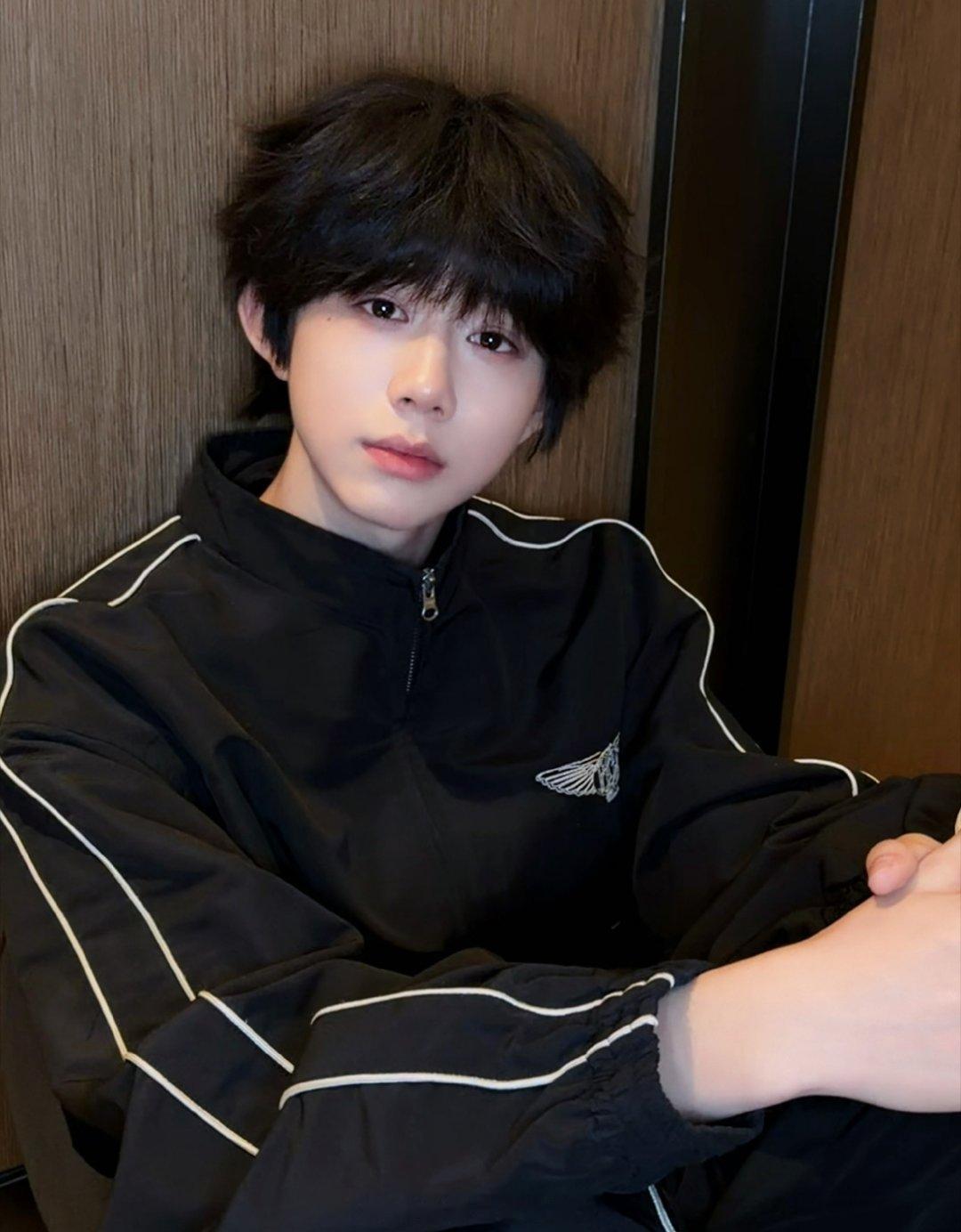 陈奕恒卷发自拍 走过路过都不要放过这个萌萌的小哼啊！真的是又可爱又帅捏 